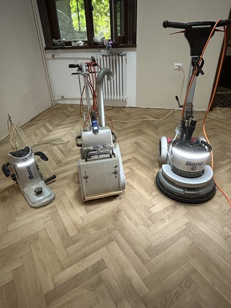 Raschetat (reconditionat) parchet masiv si stratificat.