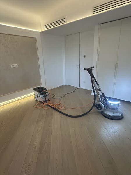 Raschetat (reconditionat) parchet masiv si stratificat.