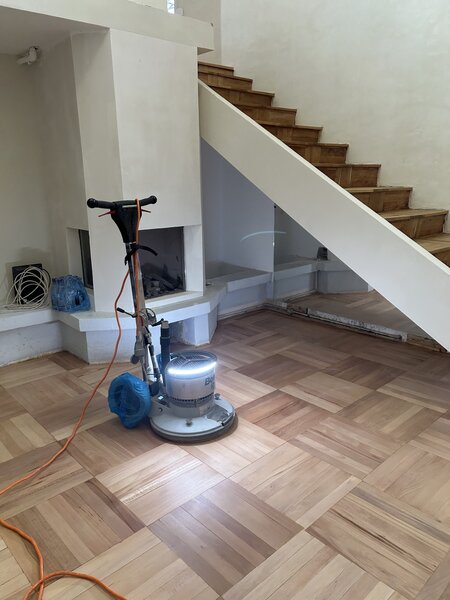 Raschetat (reconditionat) parchet masiv si stratificat.