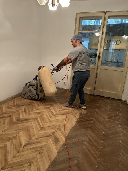 Raschetat (reconditionat) parchet masiv si stratificat.