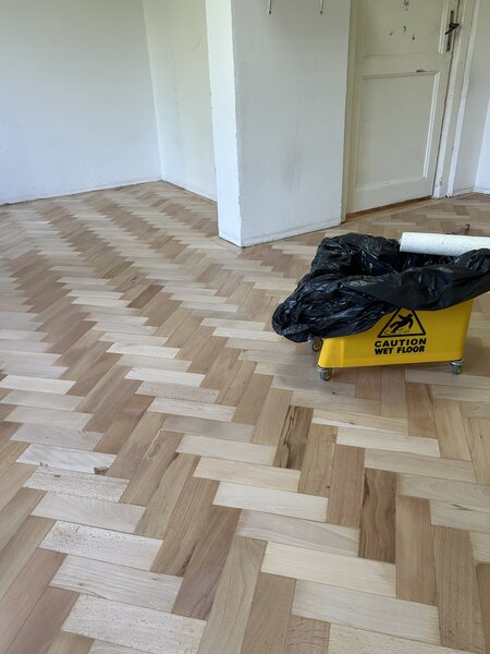 Raschetat (reconditionat) parchet masiv si stratificat.