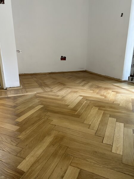 Raschetat (reconditionat) parchet masiv si stratificat.