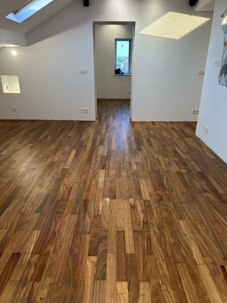 Raschetat (reconditionat) parchet masiv si stratificat.