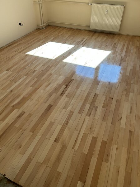 Raschetat (reconditionat) parchet masiv si stratificat.